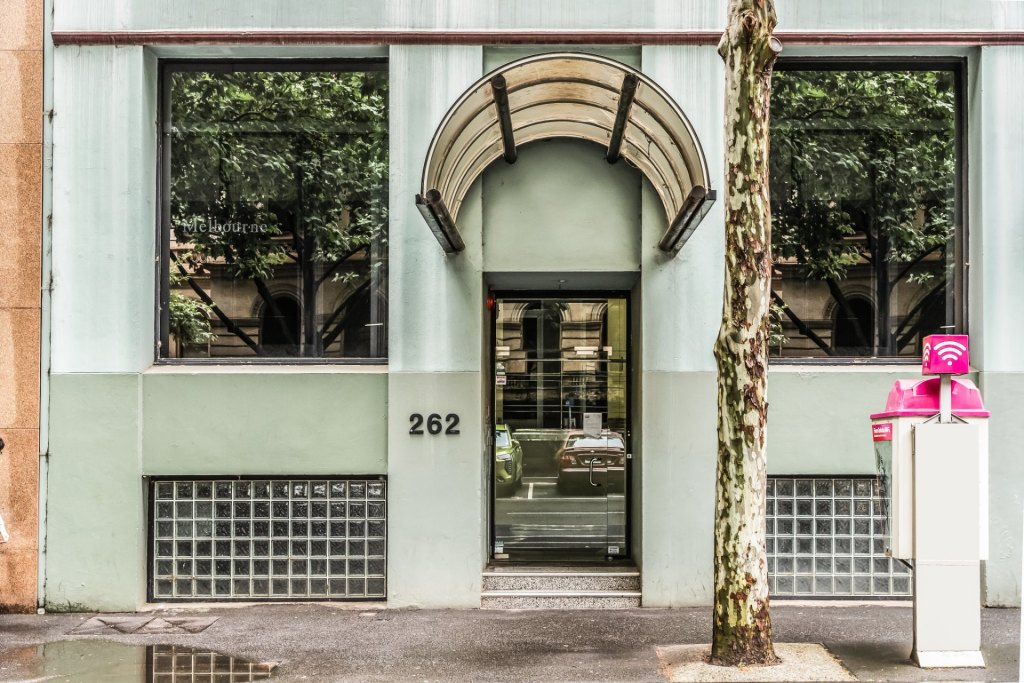 Chua Tan Associates 所在的 262 Queen Street 大楼入口