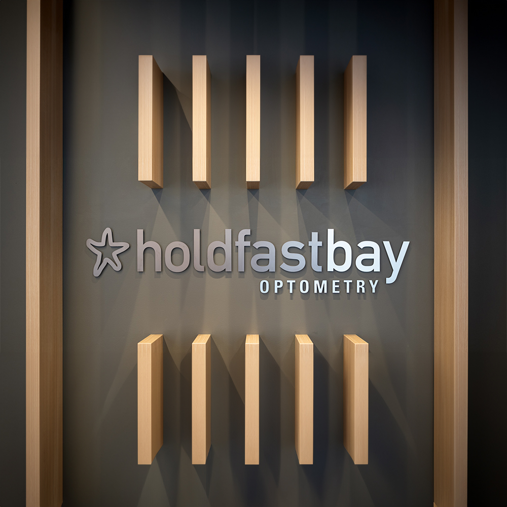 Holdfastbay Optometry 店內標識牆實景