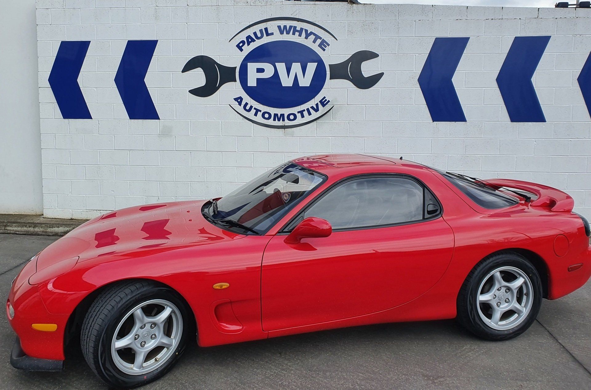 Paul Whyte Automotive 门店招牌前的车辆