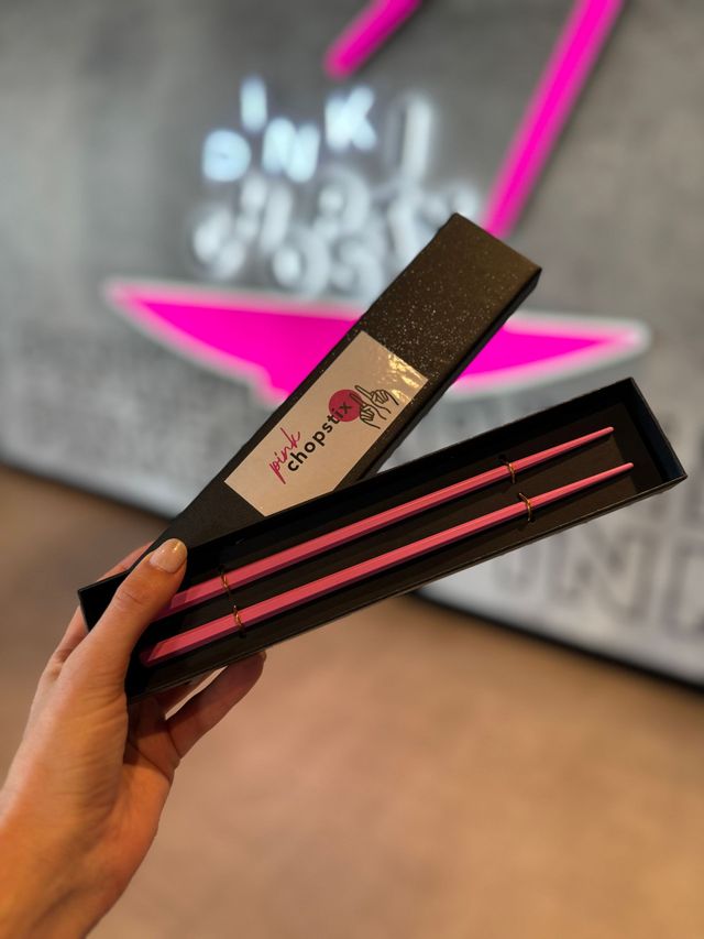Pink Chopstix 品牌筷子包裝與店內招牌