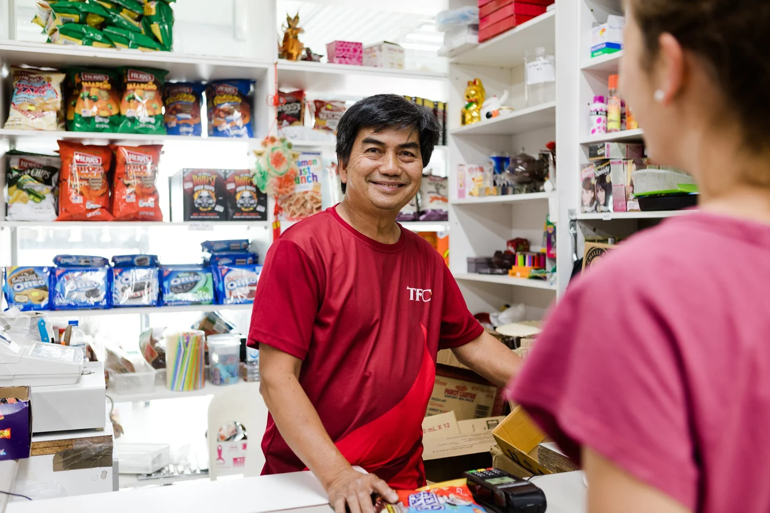 T & E Asian Grocery 店内柜台与货架