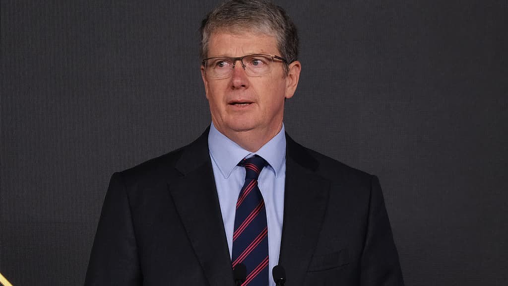 聯邦銀行主席 Paul O'Malley 身著西裝出席活動