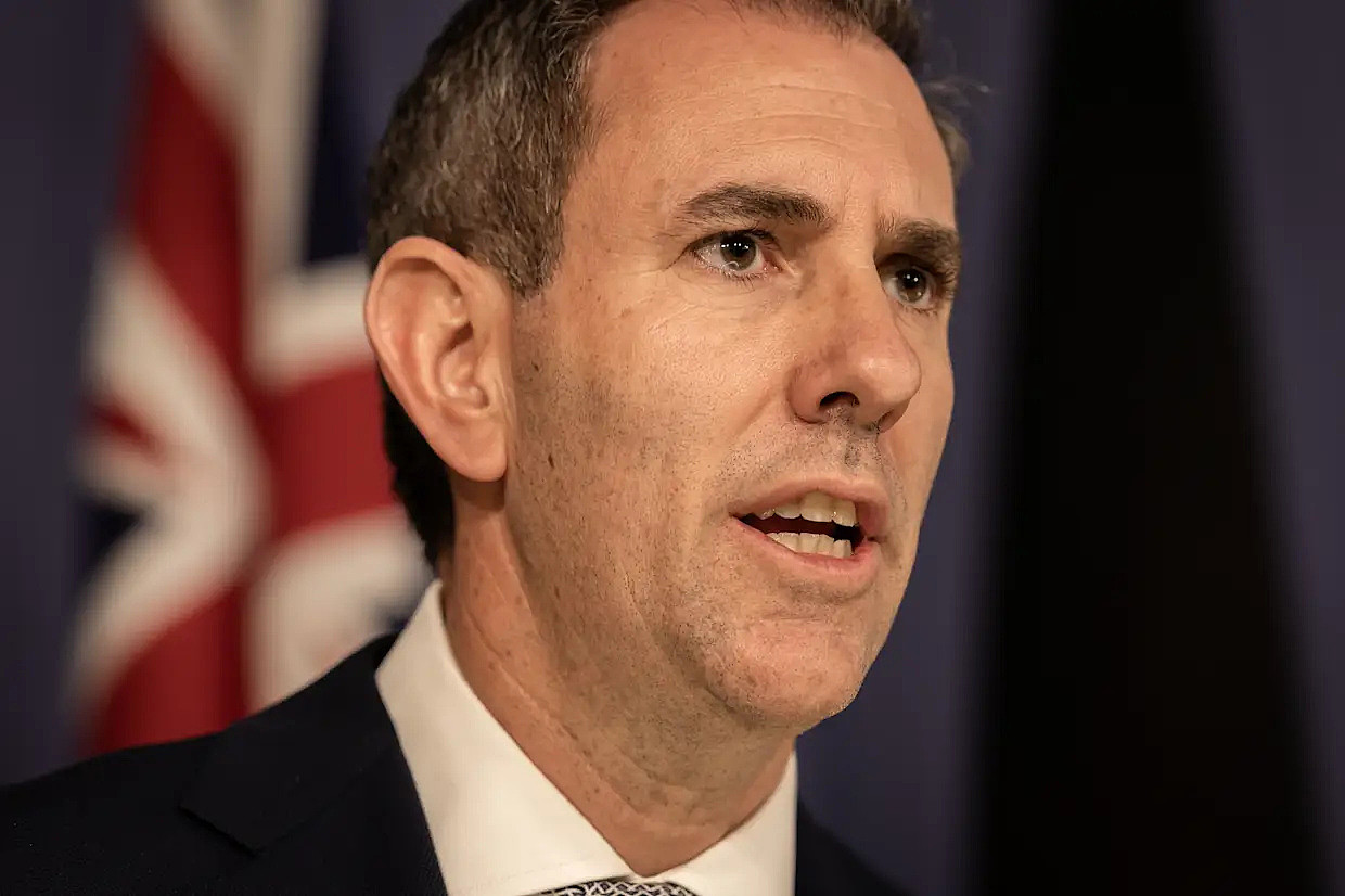 財政部長 Jim Chalmers 發言時的近景照片