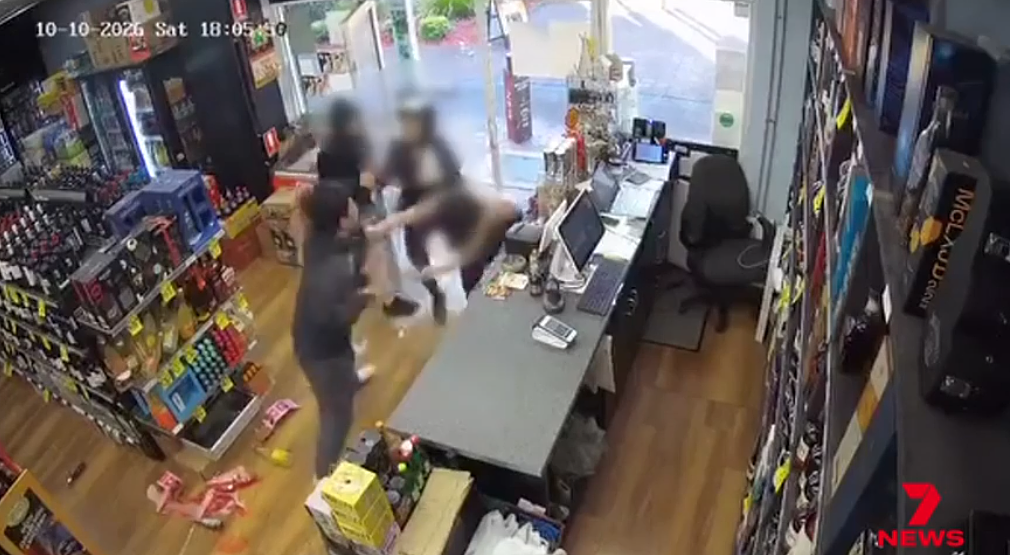 酒类商店入口的监控截图，画面中的人物已由原图模糊处理