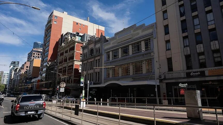 Flinders Street 临街建筑、电车轨道与路面交通