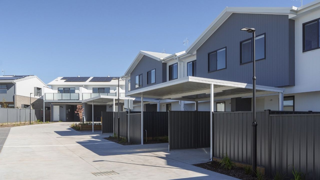 ACT政府住房报道中的成排住宅资料照片，并非本周民调受访者住所